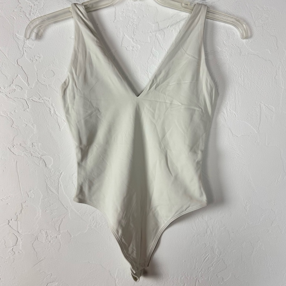 Aritzia Babaton Contour Bodysuit One Piece V‎ Neck Tank Solid Cream Beige Tan